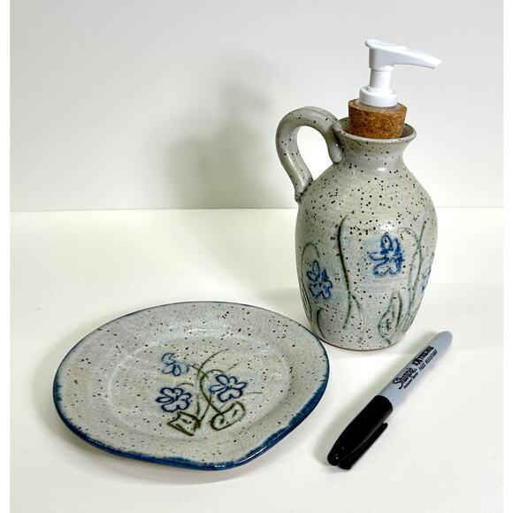 Studio Stoneware Spoon Rest & Pump Dispenser Set by Best - Blue Violets VTG 1988 - Picture 6 of 7